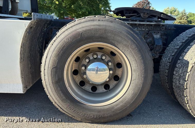 image for item EC4357 2015 Volvo VNL semi truck