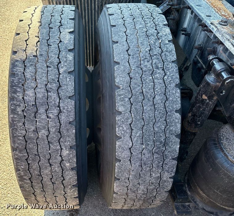 image for item EC4357 2015 Volvo VNL semi truck