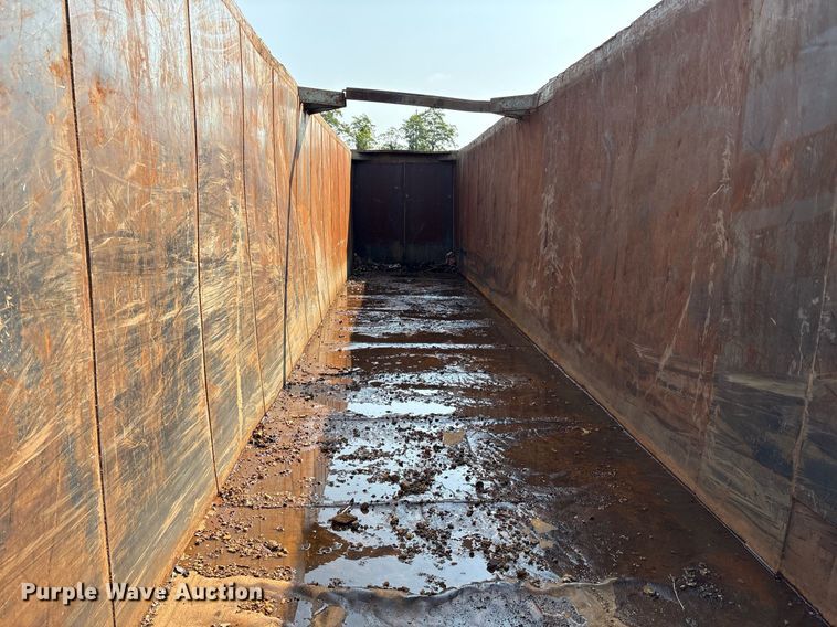 image for item EC4371 1979 Hyundai scrap trailer