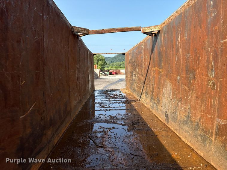 image for item EC4371 1979 Hyundai scrap trailer