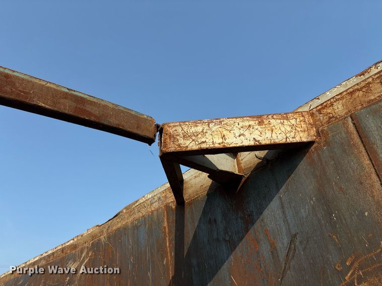 image for item EC4371 1979 Hyundai scrap trailer