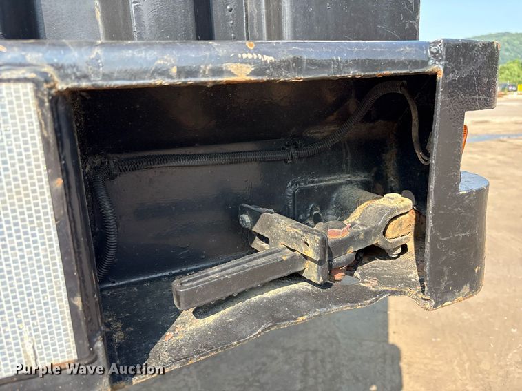 image for item EC4371 1979 Hyundai scrap trailer