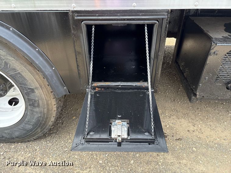 image for item EC4378 2005 Freightliner Business Class M2 fuel / lube truck