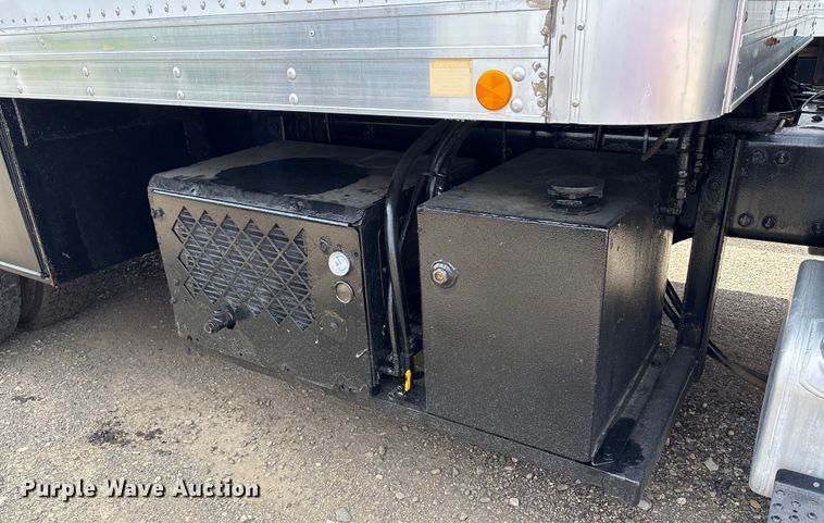 image for item EC4378 2005 Freightliner Business Class M2 fuel / lube truck