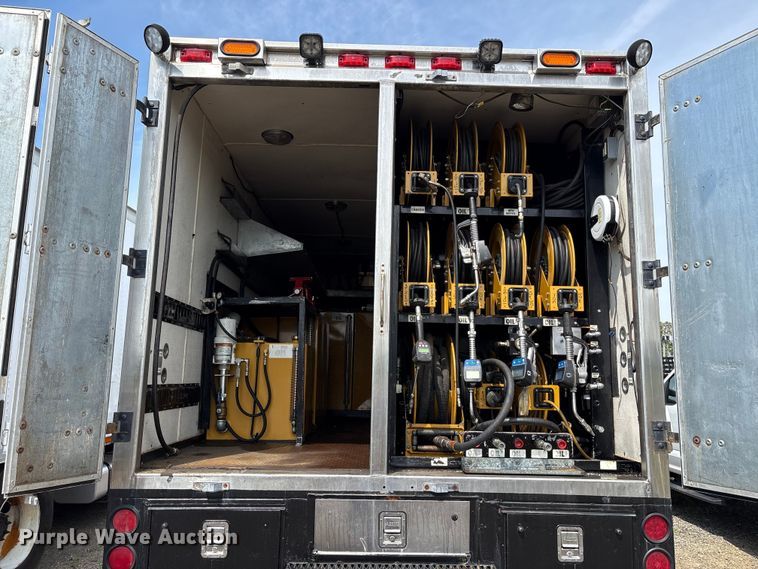 image for item EC4378 2005 Freightliner Business Class M2 fuel / lube truck