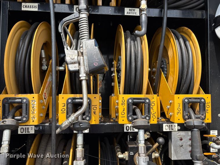 image for item EC4378 2005 Freightliner Business Class M2 fuel / lube truck