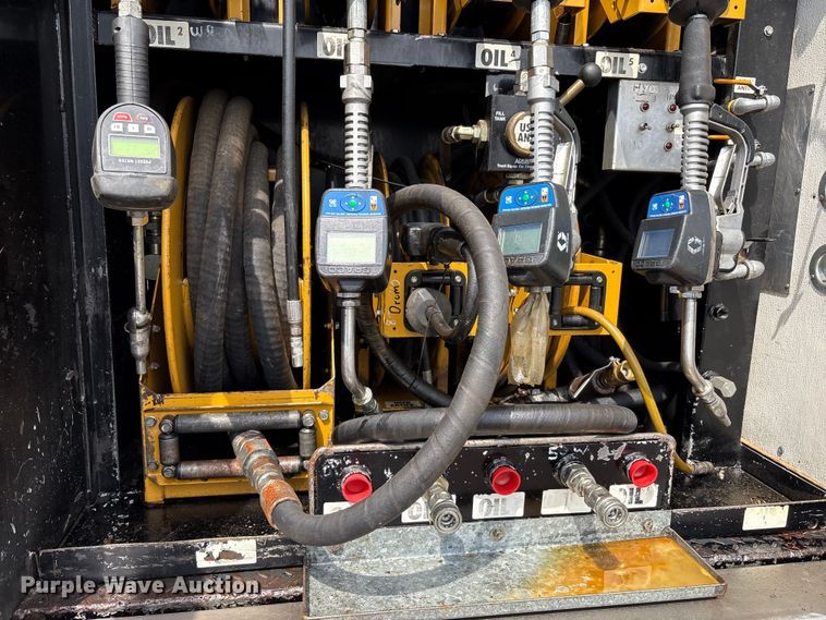 image for item EC4378 2005 Freightliner Business Class M2 fuel / lube truck