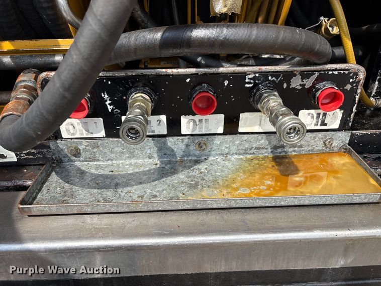 image for item EC4378 2005 Freightliner Business Class M2 fuel / lube truck