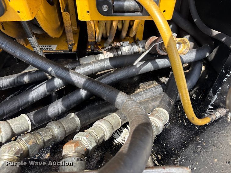 image for item EC4378 2005 Freightliner Business Class M2 fuel / lube truck