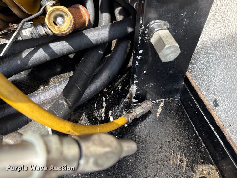 image for item EC4378 2005 Freightliner Business Class M2 fuel / lube truck