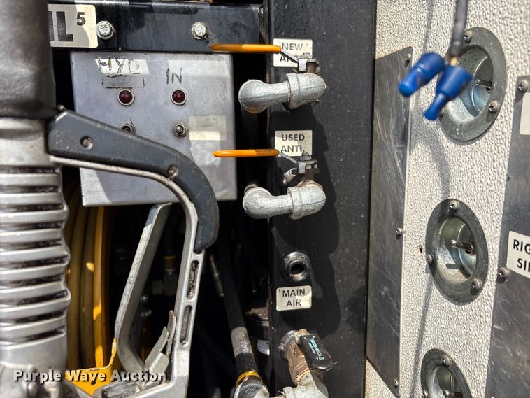 image for item EC4378 2005 Freightliner Business Class M2 fuel / lube truck