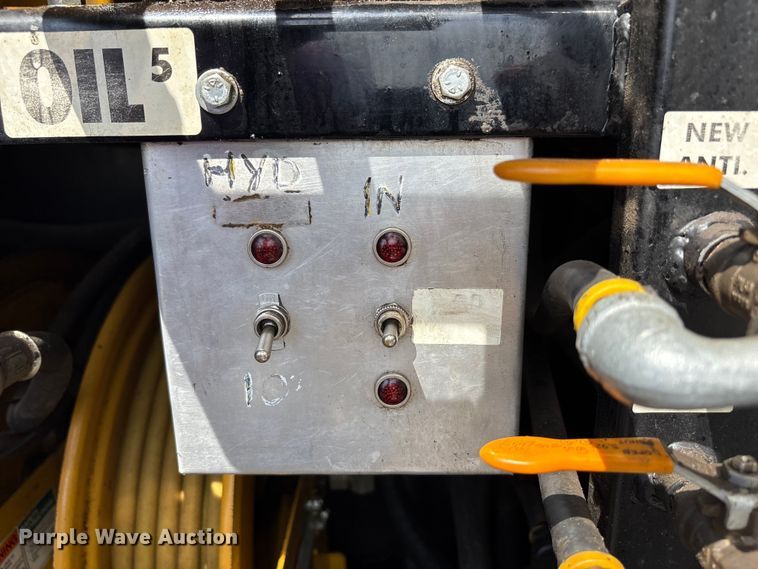 image for item EC4378 2005 Freightliner Business Class M2 fuel / lube truck