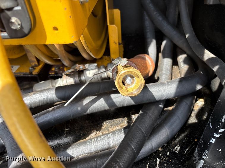 image for item EC4378 2005 Freightliner Business Class M2 fuel / lube truck