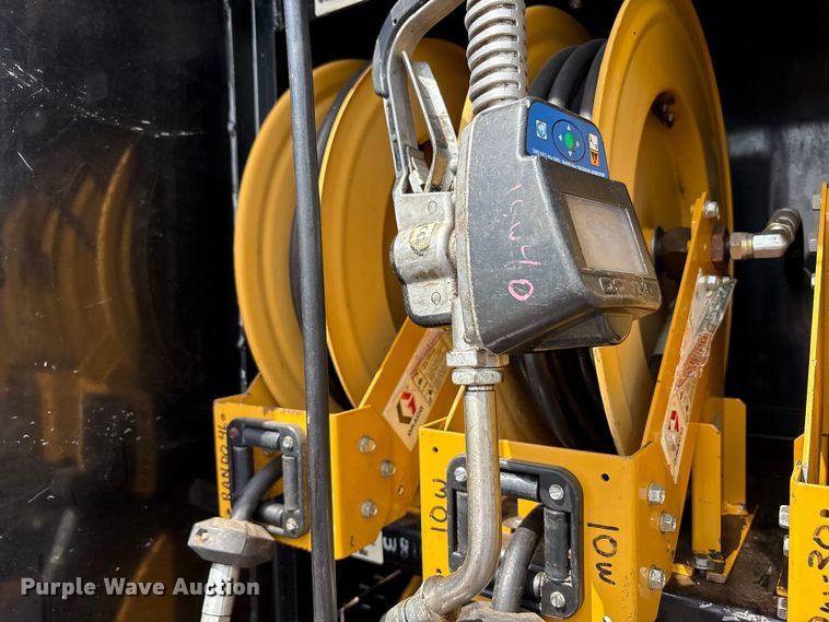 image for item EC4378 2005 Freightliner Business Class M2 fuel / lube truck