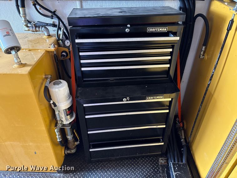 image for item EC4378 2005 Freightliner Business Class M2 fuel / lube truck