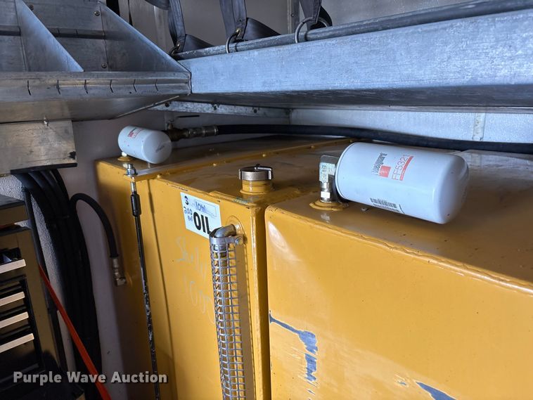 image for item EC4378 2005 Freightliner Business Class M2 fuel / lube truck