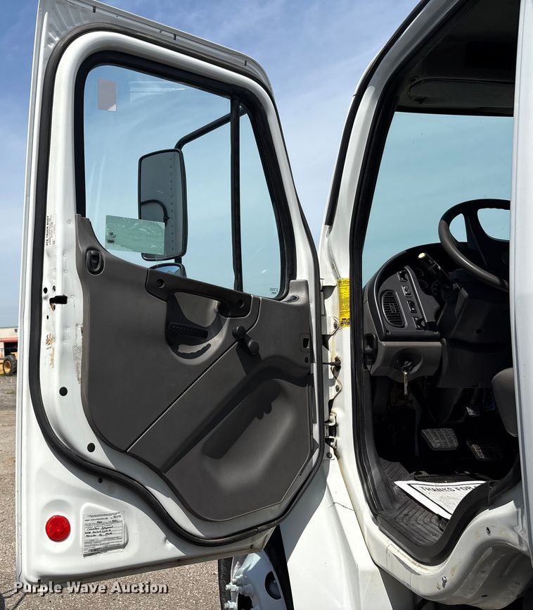 image for item EC4378 2005 Freightliner Business Class M2 fuel / lube truck