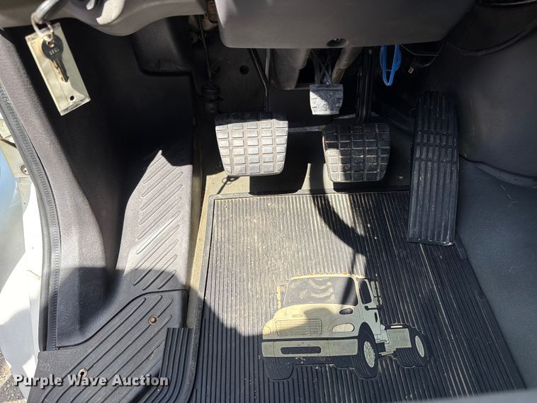 image for item EC4378 2005 Freightliner Business Class M2 fuel / lube truck