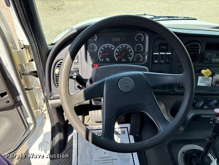 image for item EC4378 2005 Freightliner Business Class M2 fuel / lube truck