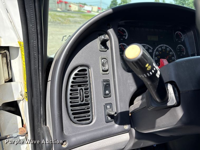 image for item EC4378 2005 Freightliner Business Class M2 fuel / lube truck