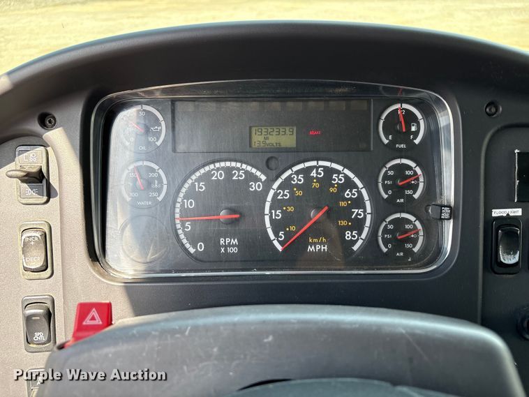 image for item EC4378 2005 Freightliner Business Class M2 fuel / lube truck