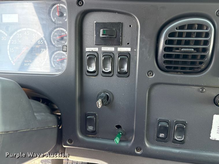 image for item EC4378 2005 Freightliner Business Class M2 fuel / lube truck