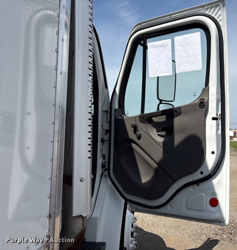 image for item EC4378 2005 Freightliner Business Class M2 fuel / lube truck