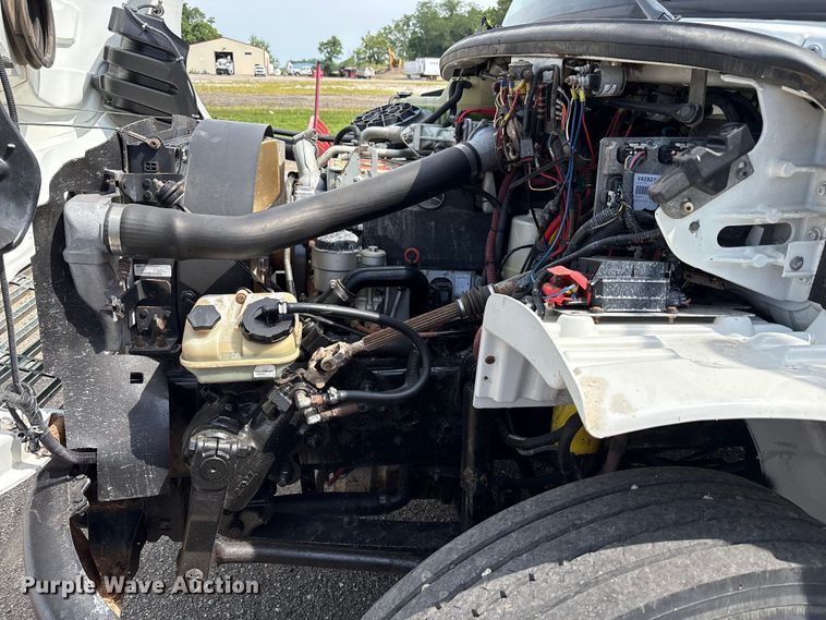 image for item EC4378 2005 Freightliner Business Class M2 fuel / lube truck