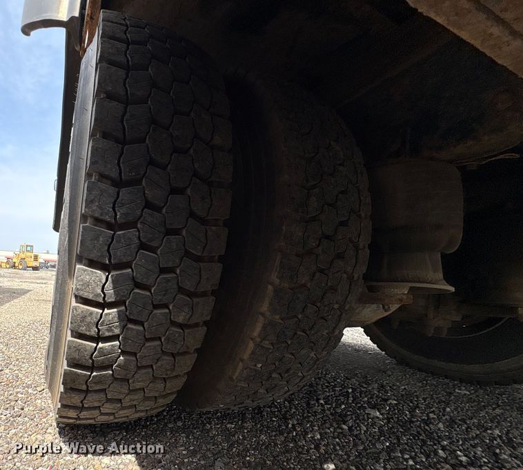 image for item EC4378 2005 Freightliner Business Class M2 fuel / lube truck