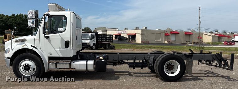image for item EC4380 2015 Freightliner Business Class M2 truck cab and chassis