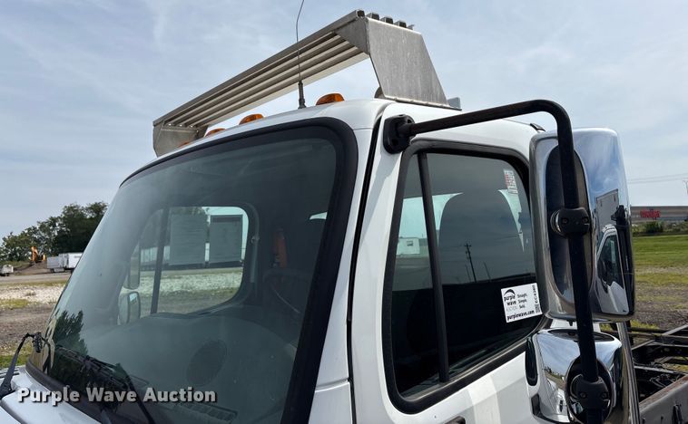 image for item EC4380 2015 Freightliner Business Class M2 truck cab and chassis