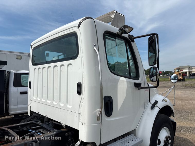 image for item EC4380 2015 Freightliner Business Class M2 truck cab and chassis