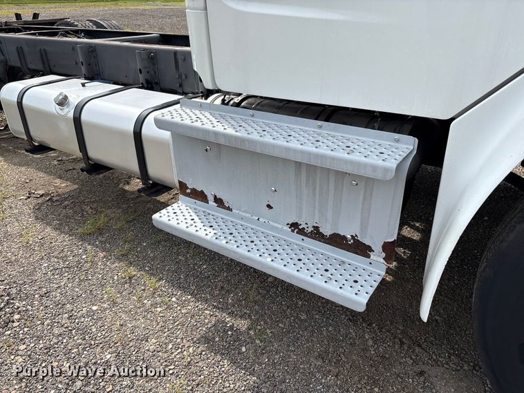 image for item EC4380 2015 Freightliner Business Class M2 truck cab and chassis