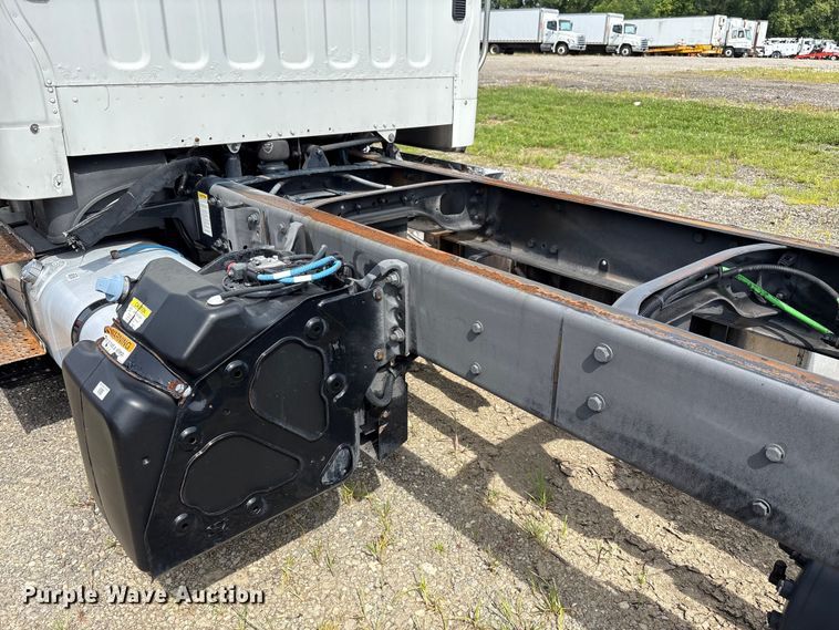 image for item EC4380 2015 Freightliner Business Class M2 truck cab and chassis