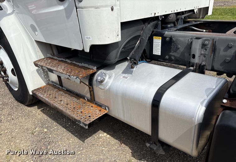 image for item EC4380 2015 Freightliner Business Class M2 truck cab and chassis