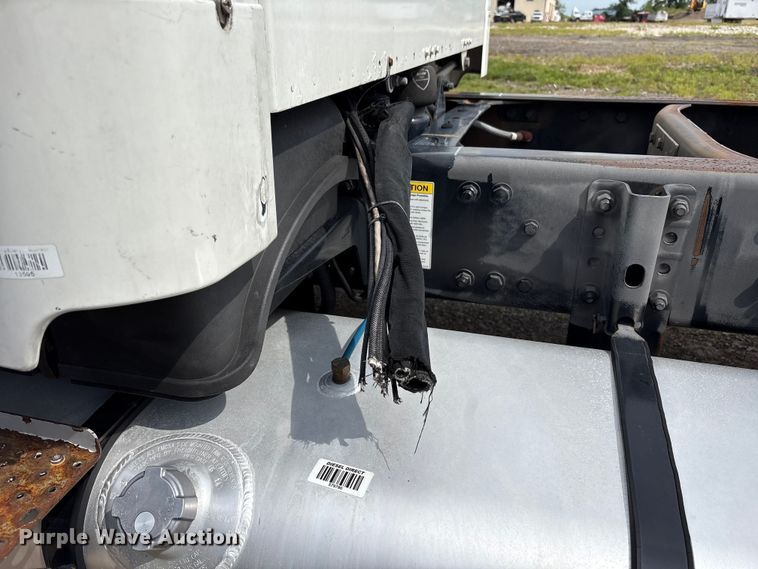 image for item EC4380 2015 Freightliner Business Class M2 truck cab and chassis