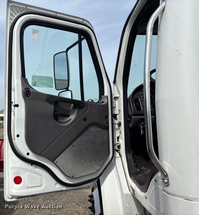 image for item EC4380 2015 Freightliner Business Class M2 truck cab and chassis