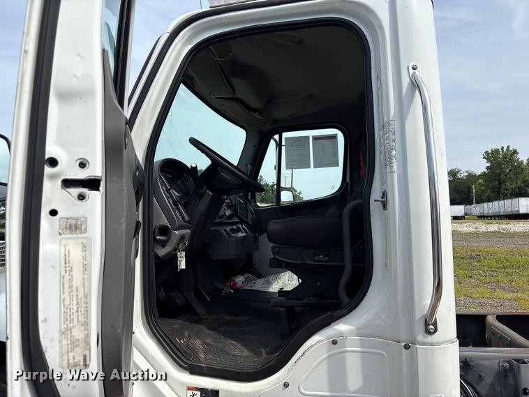 image for item EC4380 2015 Freightliner Business Class M2 truck cab and chassis