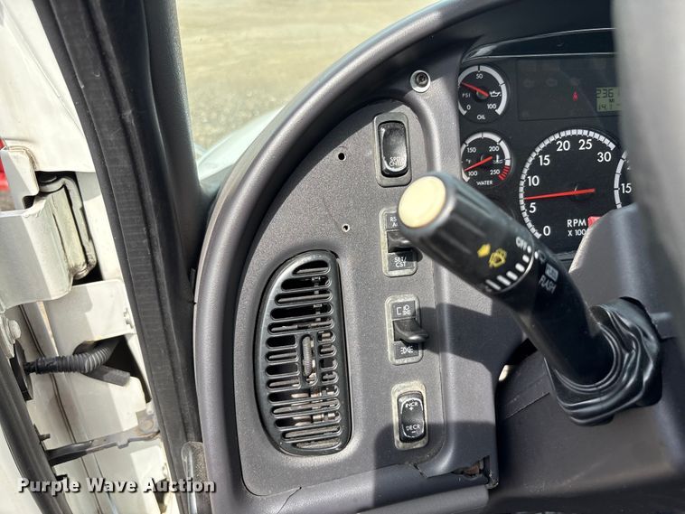 image for item EC4380 2015 Freightliner Business Class M2 truck cab and chassis