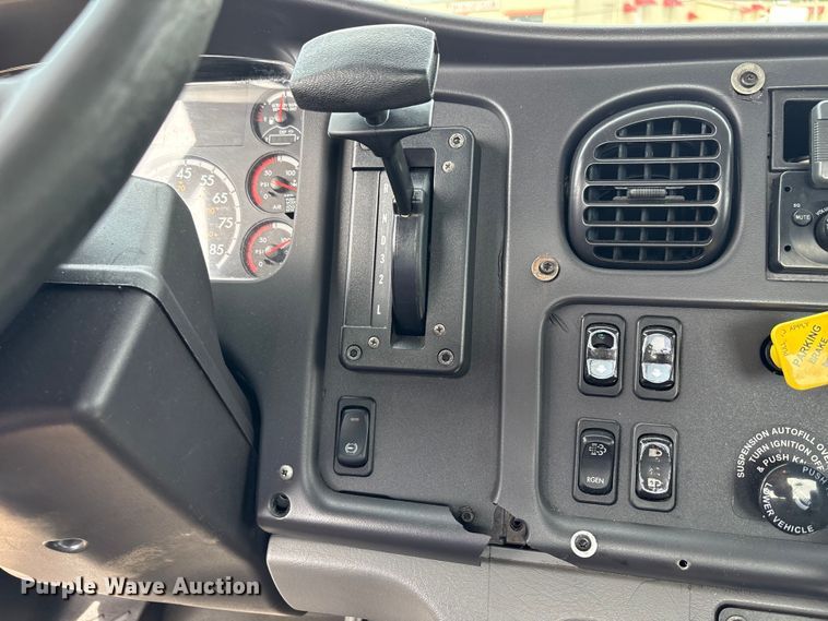 image for item EC4380 2015 Freightliner Business Class M2 truck cab and chassis