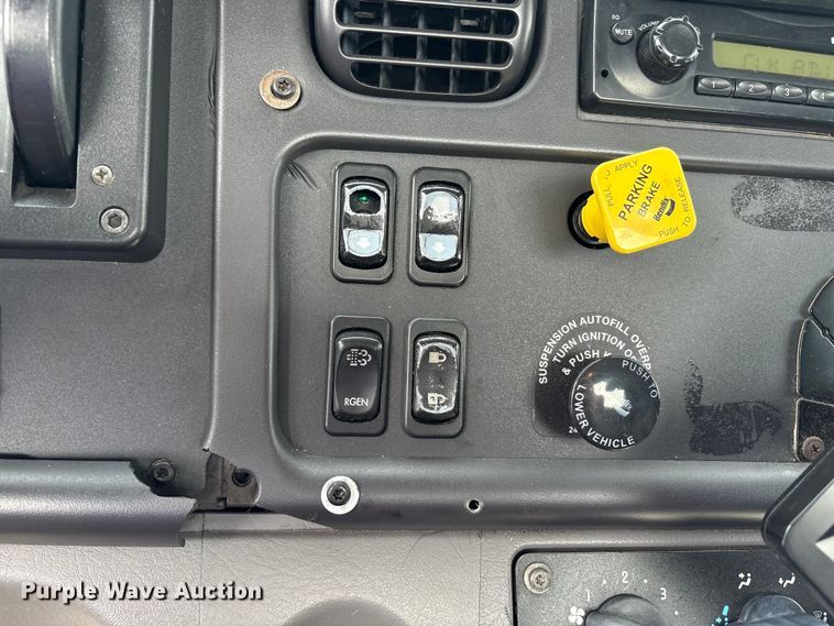 image for item EC4380 2015 Freightliner Business Class M2 truck cab and chassis