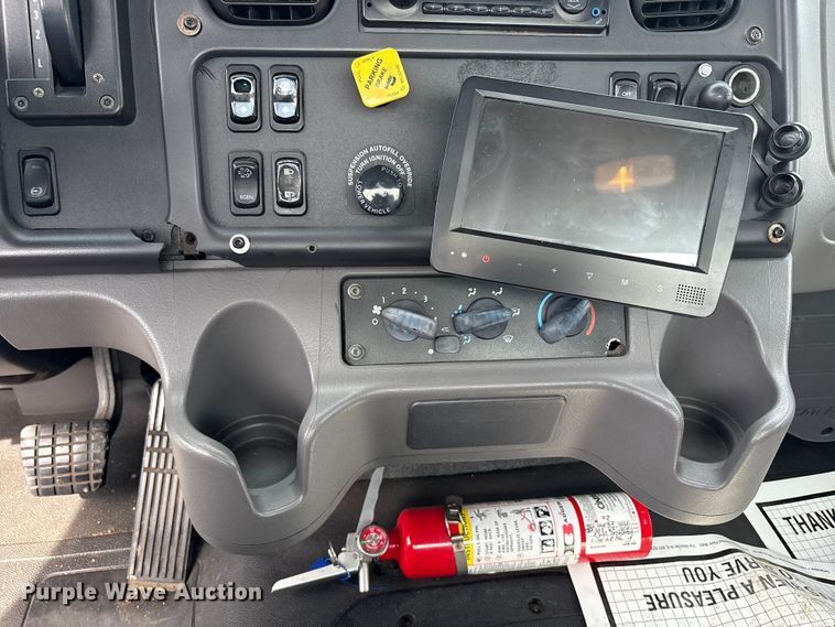 image for item EC4380 2015 Freightliner Business Class M2 truck cab and chassis