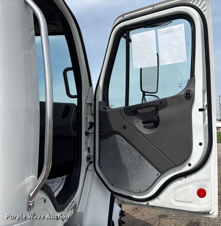 image for item EC4380 2015 Freightliner Business Class M2 truck cab and chassis