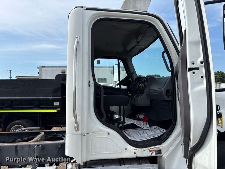 image for item EC4380 2015 Freightliner Business Class M2 truck cab and chassis