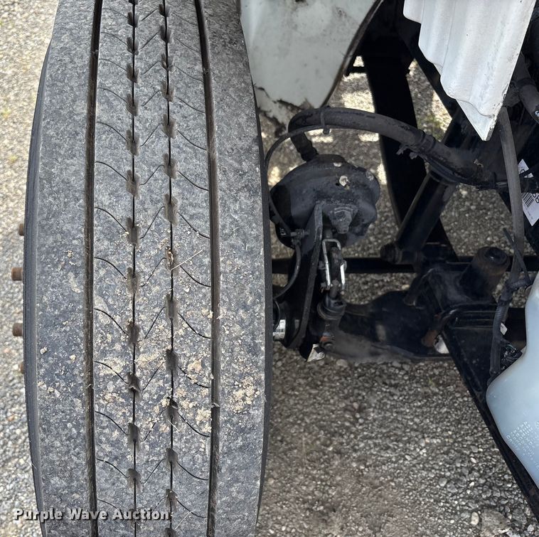 image for item EC4380 2015 Freightliner Business Class M2 truck cab and chassis