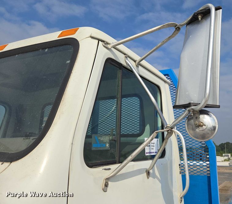 image for item ED2176 1998 International 4700 flatbed truck