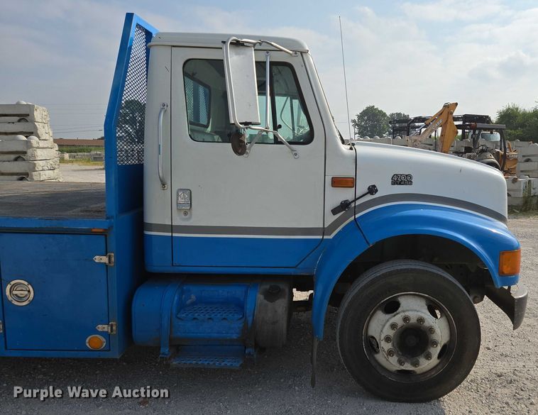 image for item ED2176 1998 International 4700 flatbed truck