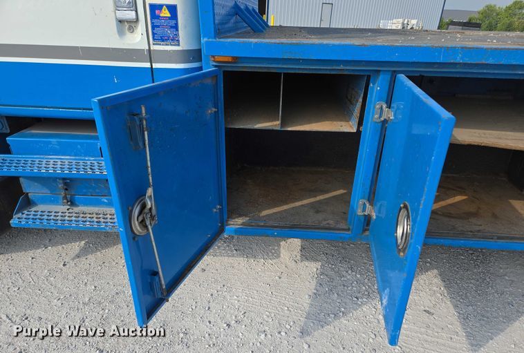 image for item ED2176 1998 International 4700 flatbed truck