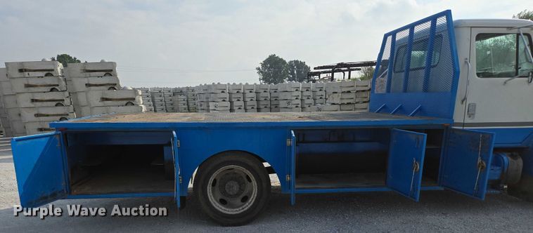 image for item ED2176 1998 International 4700 flatbed truck