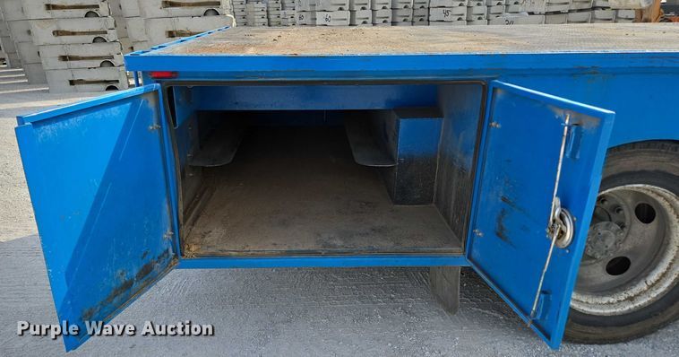 image for item ED2176 1998 International 4700 flatbed truck